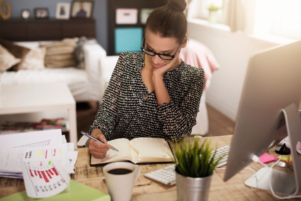 Profesional realizando una lista de sus tareas para aplicar las técnicas de Job Crafting