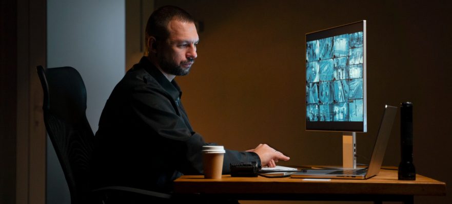 Ayudante de Instituciones Penitenciarias trabajando en una prisión