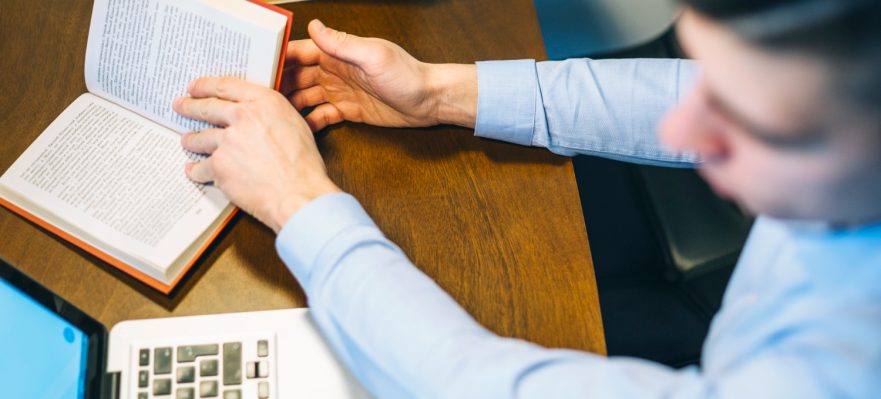Estudiante con temario de oposiciones de Justicia