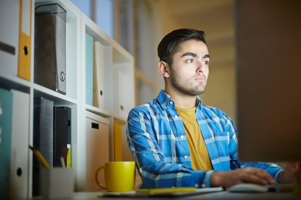 Joven trabajador que estudia y trabaja al mismo tiempo