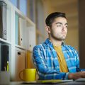 Joven trabajador que estudia y trabaja al mismo tiempo