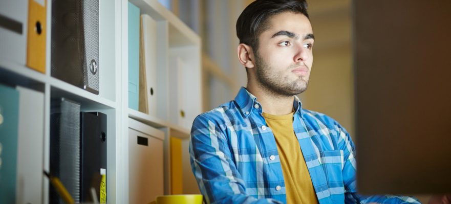 Joven trabajador que estudia y trabaja al mismo tiempo
