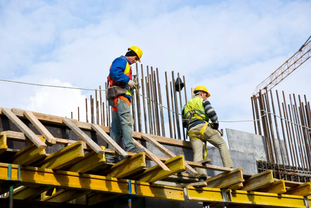 Obreros trabajando. Construcción es el sector donde se ha reducido más el paro en septiembre