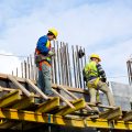 Obreros trabajando. Construcción es el sector donde se ha reducido más el paro en septiembre