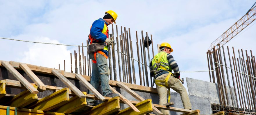 Obreros trabajando. Construcción es el sector donde se ha reducido más el paro en septiembre