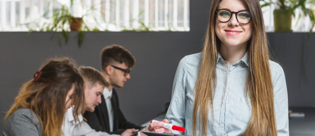 Joven trabajando como Auxiliar Administrativo del Estado.