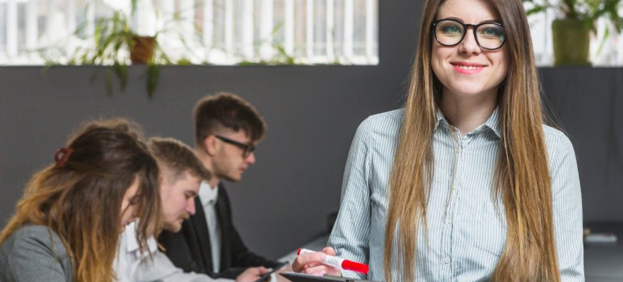 Joven trabajando como Auxiliar Administrativo del Estado.