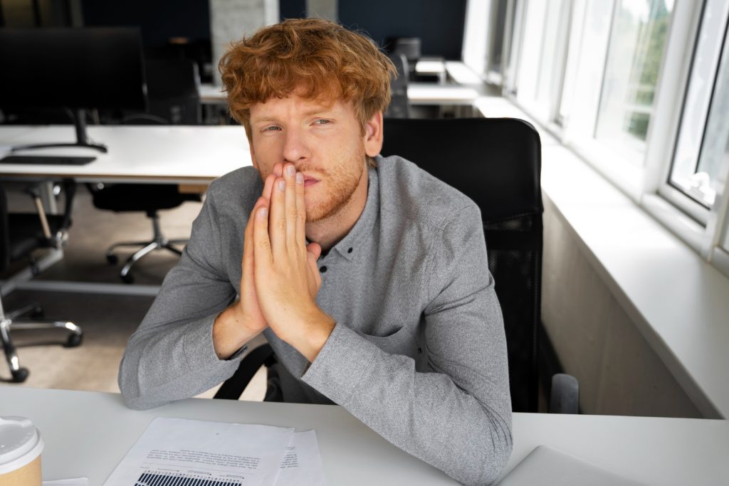 Candidato pensando qué hacer después de una entrevista de trabajo