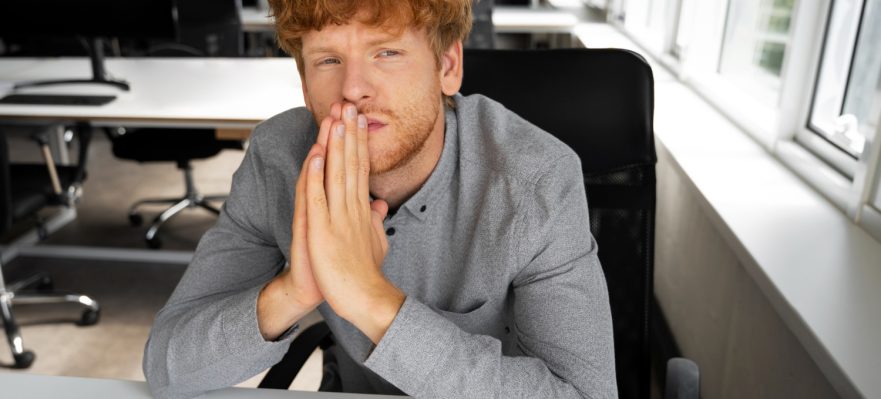 Candidato pensando qué hacer después de una entrevista de trabajo