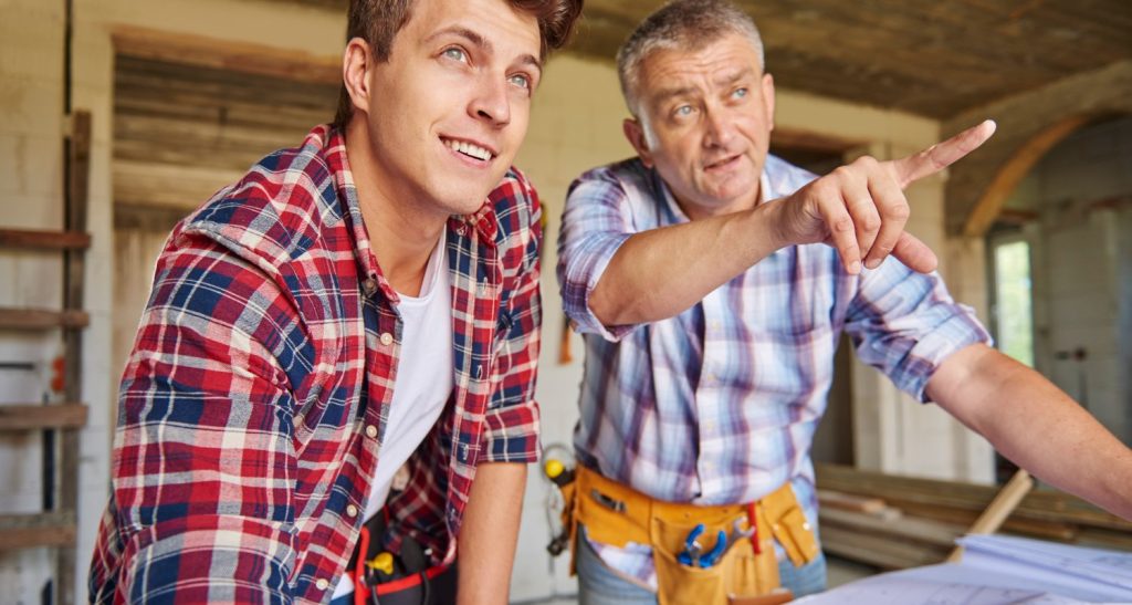 Colaboración de dos carpinteros en la construcción