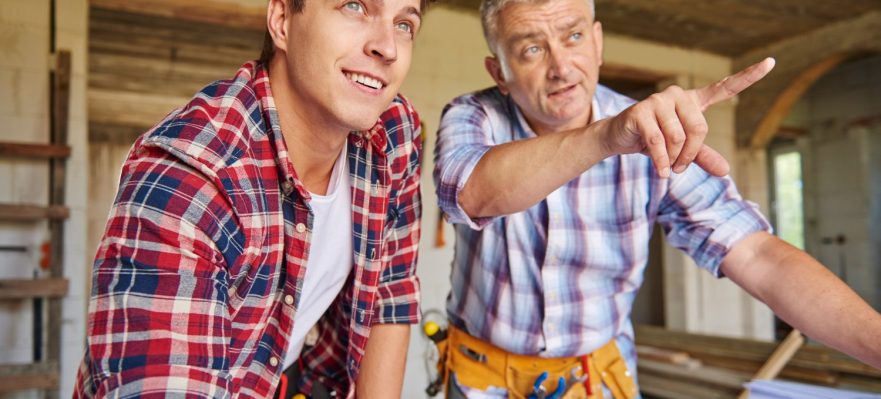 Colaboración de dos carpinteros en la construcción