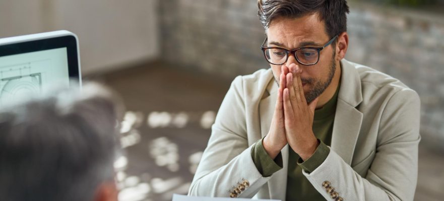 Profesional meditando si es el momento de cambiar de empleo