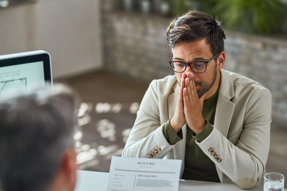 Profesional meditando si es el momento de cambiar de empleo