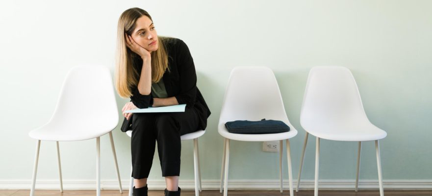 Candidata esperando a ser convocada para una entrevista
