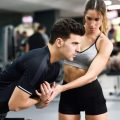 Entrenadora personal supervisando un ejercicio