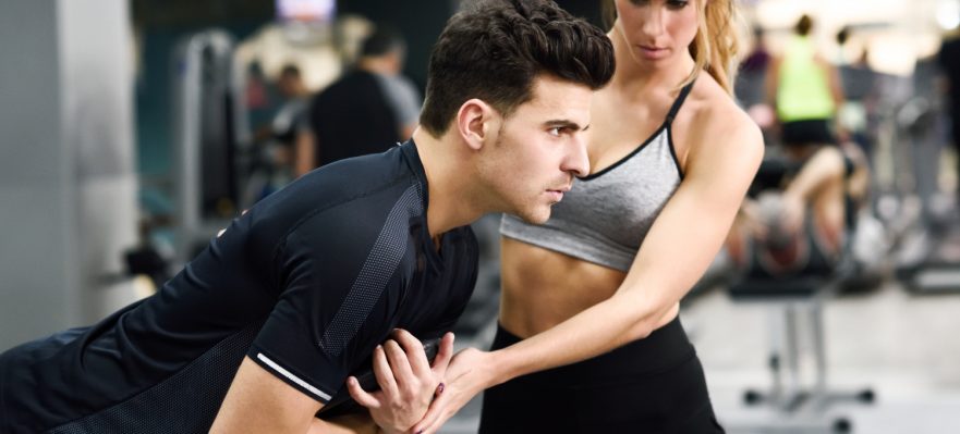 Entrenadora personal supervisando un ejercicio