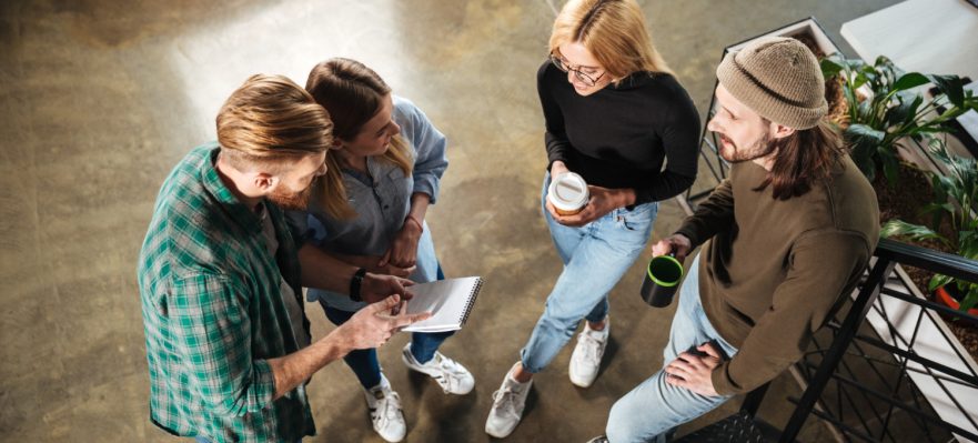 Jóvenes construyendo relaciones de valor profesional