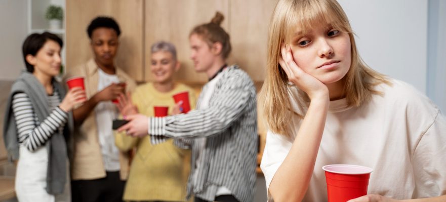 Profesional tímida a la que le cuesta hacer networking
