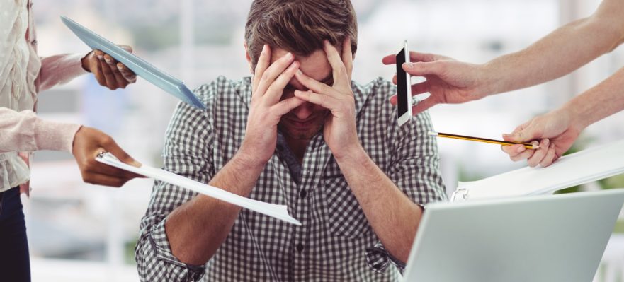 Profesional afrontando una situación de ansiedad laboral