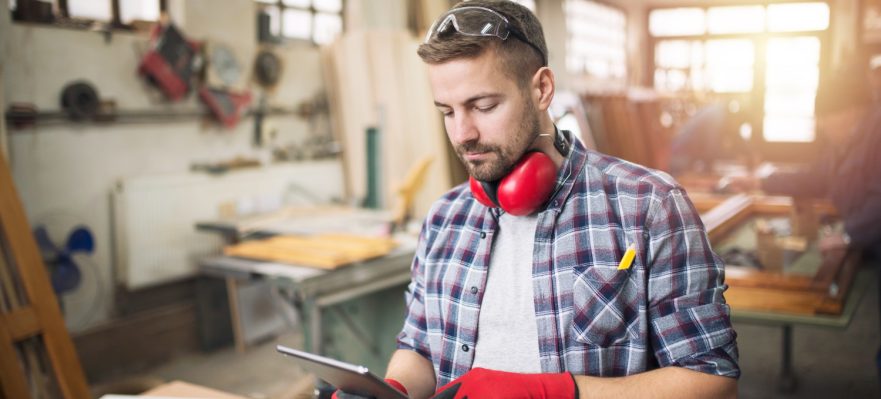Carpintero buscando información para convalidar sus certificados profesionales